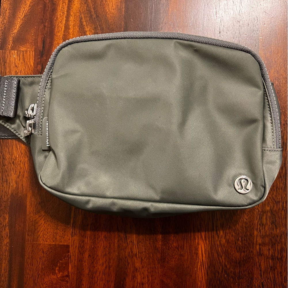 Lululemon 2L Belt Bag (Grey Sage)